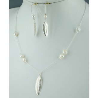 Sterling silver chain necklace with semi precious stone and 1 olive leaf White Pearl